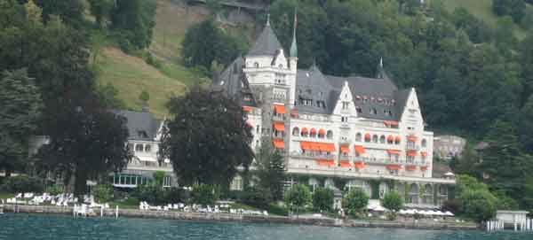 Vitznau Park Hotel vom See aus gesehen